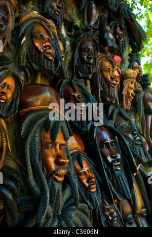 Les sculptures sur bois affiche sur un arbre à Dunn's River Falls, près de Ocho Rios, St Ann, Jamaïque Banque D'Images