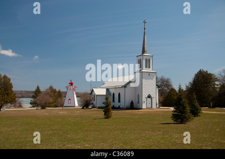 L'église anglicane St. Paul et un phare historique à Manitowaning, Ontario. Banque D'Images