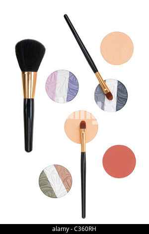 Make-up et pinceau ombres à paupières poudre isolé sur fond blanc Banque D'Images