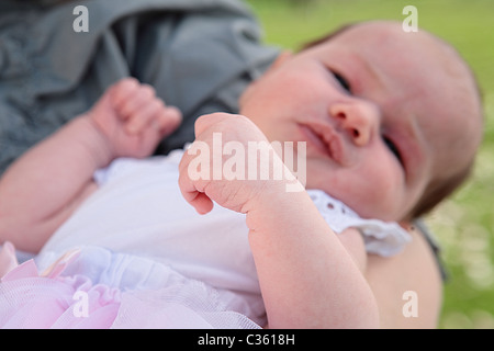 Six semaines au nouveau-né bébé femelle portant sur les mères arm. Allemagne Banque D'Images