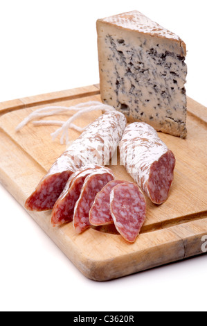 Toujours avec la vie rustique à découper, saucisse fumée, et mûri le fromage bleu Banque D'Images