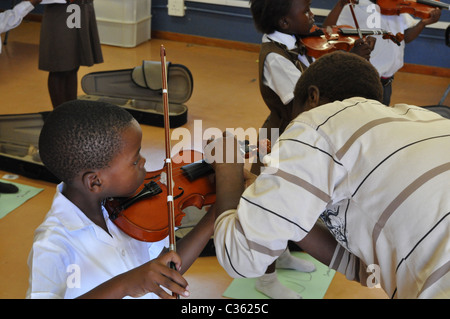 Les enfants qui apprennent à jouer du violon dans un quartier noir, dans l'école - Langa Township au Cap, la formation Violon Banque D'Images