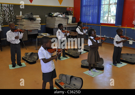 Les enfants qui apprennent à jouer du violon dans un quartier noir, dans l'école - Langa Township au Cap, la formation Violon Banque D'Images