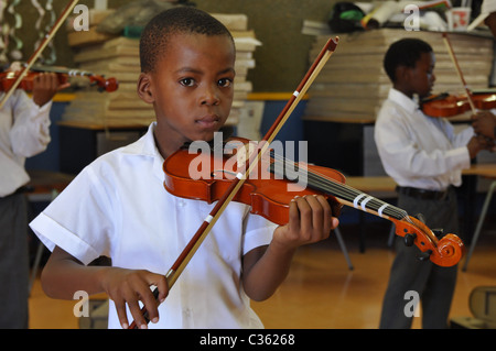 Les enfants qui apprennent à jouer du violon dans un quartier noir, dans l'école - Langa Township au Cap, la formation Violon Banque D'Images