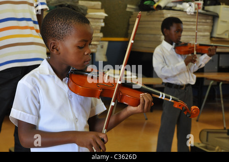 Les enfants qui apprennent à jouer du violon dans un quartier noir, dans l'école - Langa Township au Cap, la formation Violon Banque D'Images