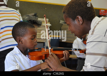 Les enfants qui apprennent à jouer du violon dans un quartier noir, dans l'école - Langa Township au Cap, la formation Violon Banque D'Images