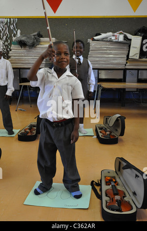 Les enfants qui apprennent à jouer du violon dans un quartier noir, dans l'école - Langa Township au Cap, la formation Violon Banque D'Images