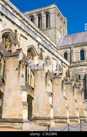 La cathédrale de Winchester City commencé 1097 , arcs-boutants construits 1910 pour soutenir par transept sud & Norman windows sur tower Banque D'Images