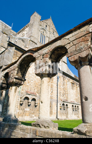 La cathédrale de Winchester City commencé 1097 Norman Chapter House ruines anciennes arches et piliers de la Chambre chapitre original blue sky Spring Grass lawn Banque D'Images