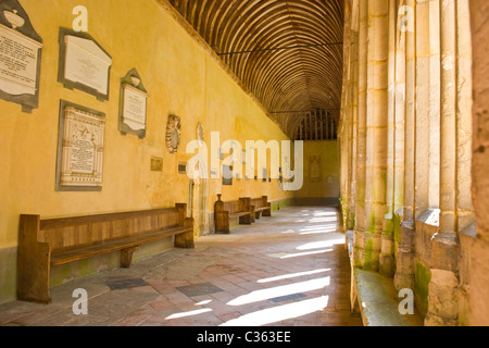 Winchester College fondé en 1382 par la charte de l'Évêque William Wykeham , cloîtres et plaques commémoratives du défunt OB ' s Banque D'Images