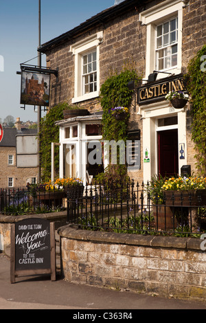 UK, Derbyshire, Peak District, Bakewell, Castle Street, Castle Inn public house Banque D'Images