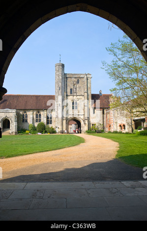 L'Hôpital de la Croix St , Winchester & Hospice de la pauvreté Noble fondée vers 1132-1136 Henry de Blois , tour médiévale , salle à manger et cuisine Banque D'Images