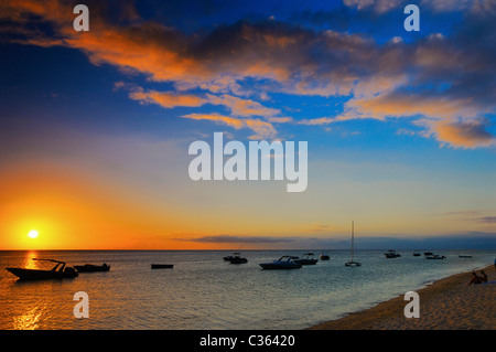 Coucher du soleil sur la baie de la Grande Rivière Noire à partir de la plage de la preneuse, Rivière Noire, Ile Maurice. Banque D'Images