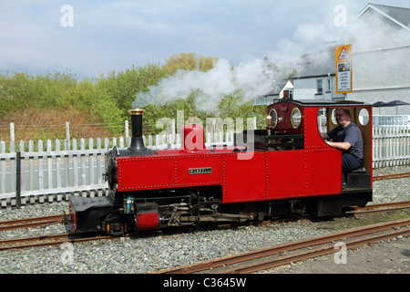 Fairbourne Narrow Gauge Steam Railway, Gwynedd, Pays de Galles. Le moteur est un 2-6-4 T 'Russell' sosie. Banque D'Images