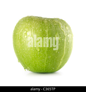 Green Granny Smith apple avec les gouttelettes d'eau qui déborde il isolé sur fond blanc Banque D'Images