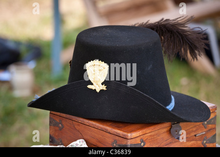 Une Union officer's hat s'asseoir sur un coffre en bois dans une guerre civile au camp de reconstitution Manassas National Battlefield. Banque D'Images