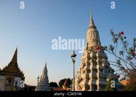 Un vieux stupa bouddhiste est éclairé par la fin d'après-midi au Palais Royal Museum temple complexe à Phnom Penh, Cambodge. Banque D'Images