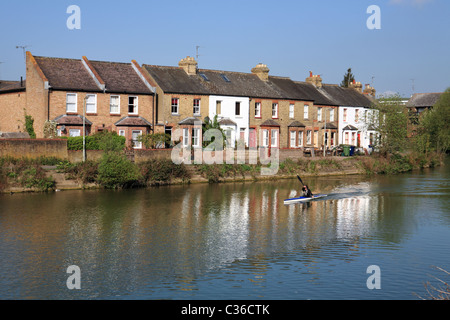 Un canoë passe Jubilé Terrasse sur la Tamise à Oxford, Angleterre, Royaume-Uni Banque D'Images