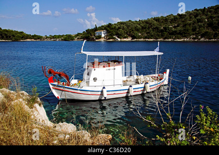 Pêche blanche bateau amarré sur l'île de Paxos .Grèce Banque D'Images