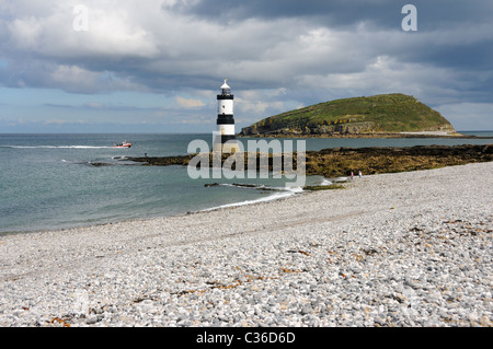 Penmon Phare et l'île de macareux sur Anglesey Banque D'Images