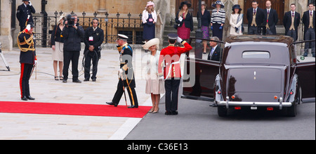 Le prince Charles et Camilla Parker Bowles PRINCE DE GALLES et la duchesse de Cornouailles QUI ARRIVENT POUR LE MARIAGE ROYAL Banque D'Images
