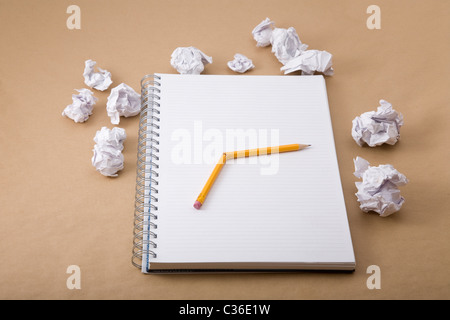 Papier froissé et écrasée sur le portable d'un crayon jaune Banque D'Images