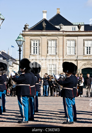 Jouer à l'extérieur de la bande militaire danois le Palais d'Amalienborg Copenhagen Danemark Scandinavie Banque D'Images