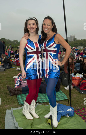 Mariage du Prince William et Catherine Middleton. 29 avril 2011. Deux jeunes filles, représenté à Hyde Park pour regarder la grande Banque D'Images