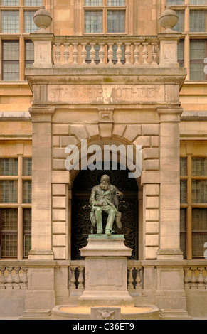 Anvers / Antwerpen, Belgique. Statue de Hendrick Conscience (19thC romancière flamande) dans Henrick Conscienceplein (square) Banque D'Images