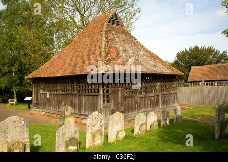 Bell house en cimetière historique de l'église St Mary East Bergholt Suffolk Angleterre Banque D'Images