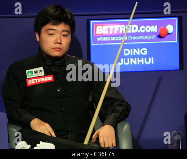 Ding Junhui (Chi) en action contre Judd Trump (Fra) demi-finale (best of 33) World Championship Snooker au creuset Banque D'Images