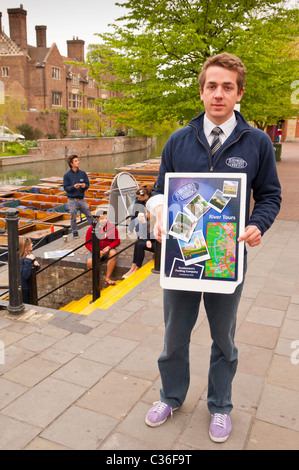 Un jeune homme vendant Punt river tours en bateau pour les touristes sur la rivière Cam à Cambridge, Cambridgeshire, Angleterre , Angleterre , Royaume-Uni Banque D'Images