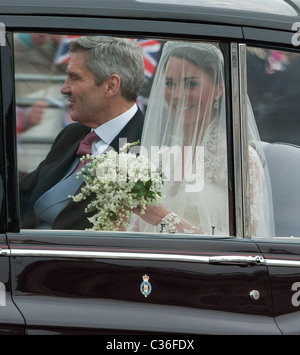 Le mariage du Prince William et Catherine Middleton. 29 avril 2011. Catherine Middleton vagues lorsqu'elle voyage dans une Rolls Banque D'Images