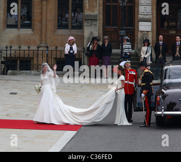 KATE MIDDLETON ET PIPPA MIDLLETON épouse royale & BONNE D'HONNEUR MARIAGE ROYAL l'abbaye de Westminster l'abbaye de Westminster, Londres, Angleterre Banque D'Images