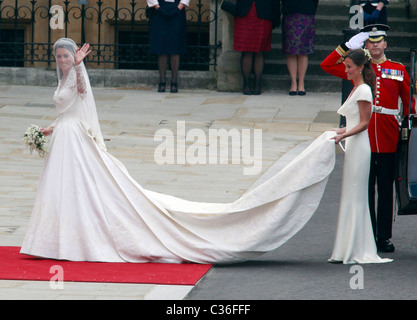 KATE MIDDLETON ET PIPPA MIDLLETON épouse royale & BONNE D'HONNEUR MARIAGE ROYAL l'abbaye de Westminster l'abbaye de Westminster, Londres, Angleterre Banque D'Images