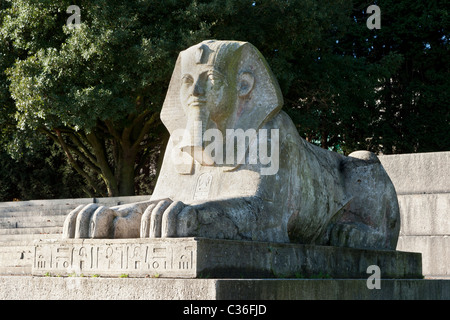 Statue d'un Sphinx égyptien au pied de l'emplacement du Cristal Palace bâtiment qui a été détruit dans un incendie en 1936 Banque D'Images