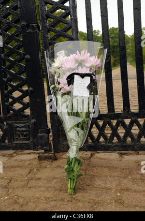 Le mariage du Prince William et Catherine Middleton. 29 avril 2011. Un simple bouquet de fleurs aux portes de Althorp sur Banque D'Images