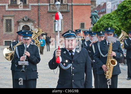 Les pompiers le brass band de la ville de Lubawka l'exécution sur les pompiers' Day Festival à Rynek (Place du marché) à Wrocław Pologne Banque D'Images