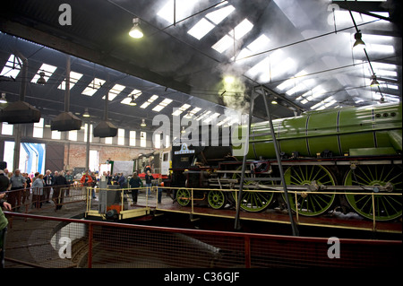 Machine à vapeur 'Tornado' sur la platine à Barrow Hill Roundhouse, UK Banque D'Images