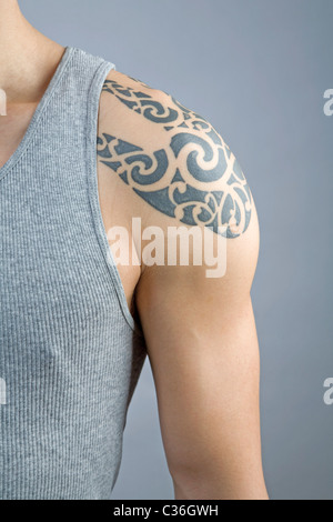 Un homme portant un gilet avec tattoo Banque D'Images