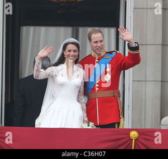 Le mariage du Prince William et Catherine Middleton. 29 avril 2011. Les nouveaux mariés vague à la foule depuis le balcon à Banque D'Images