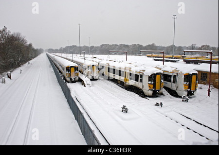 La neige a couvert des rails de chemin de fer et les trains à l'arrêt vu dans la neige qui tombe dans la cour de l'ouest de Tonbridge UK Banque D'Images