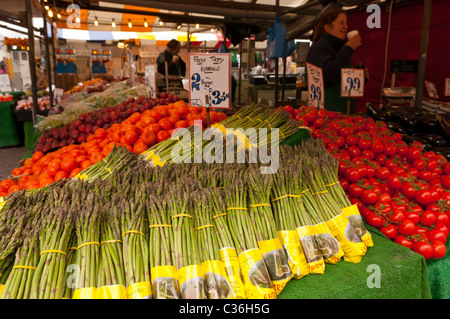 D'Asperges fraîches en vente sur un marché de décrochage , , Angleterre , Angleterre , Royaume-Uni Banque D'Images