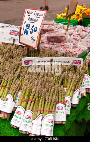 Asperges fraîches Norfolk en vente sur un étal de marché à , , Angleterre , Angleterre , Royaume-Uni Banque D'Images