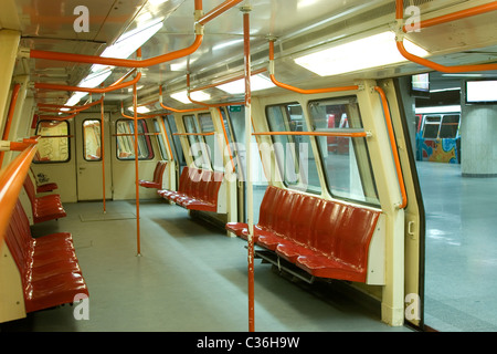 Métro souterrain, vue de l'intérieur avec les portes ouvertes Banque D'Images