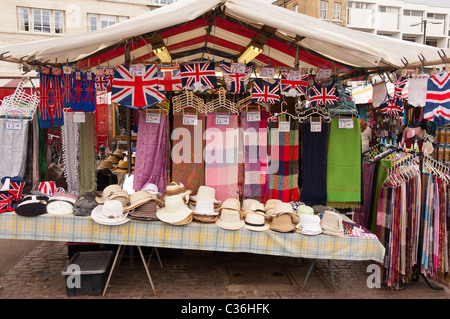 Chapeaux et union jack articles à vendre sur un marché de décrochage , , Angleterre , Angleterre , Royaume-Uni Banque D'Images
