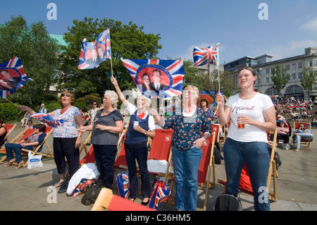 Célébrations de mariage royal en place du château dans le centre de Swansea pour le mariage du Prince William et Kate Middleton. Banque D'Images