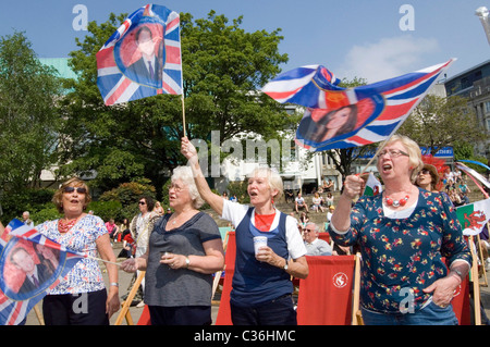 Célébrations de mariage royal en place du château dans le centre de Swansea pour le mariage du Prince William et Kate Middleton. Banque D'Images