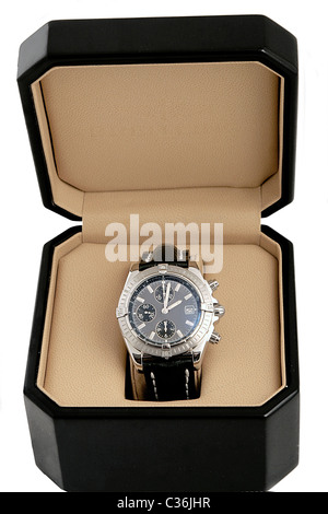 Montres de luxe avec boîte noire sur fond blanc Banque D'Images