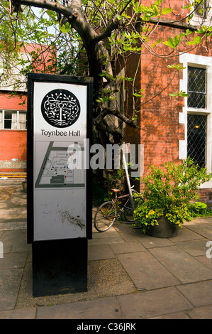 LONDRES, Royaume-Uni - 17 AVRIL 2011 : Toynbee Hall dans l'East End Banque D'Images